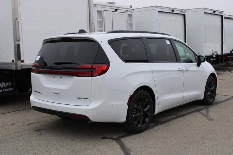 2024 Chrysler Pacifica Limited FWD